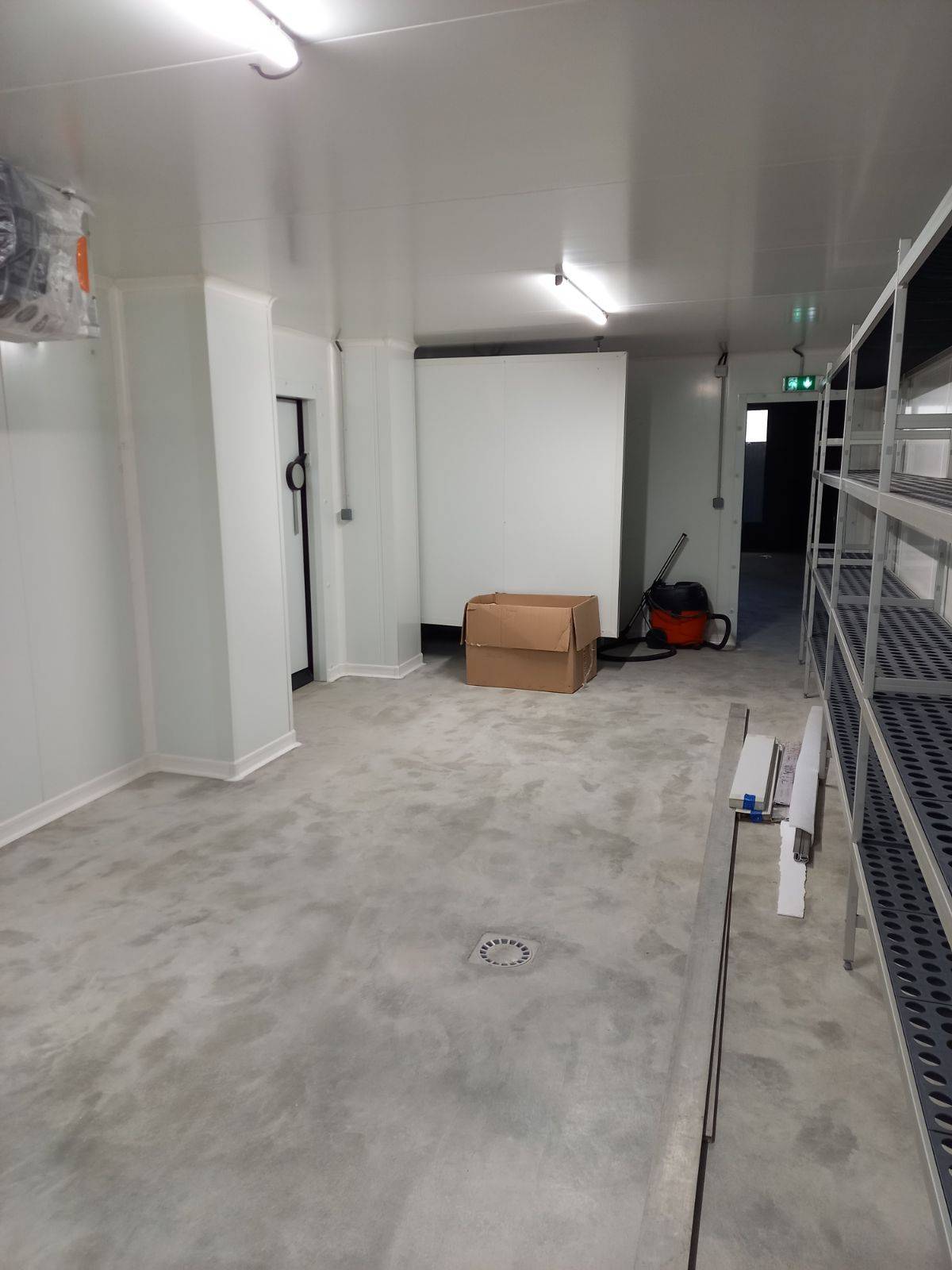 chambre froide positive avec rayonnage