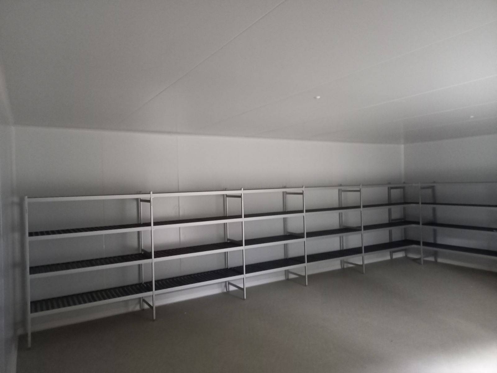 création d'une chambre froide positive avec rayonnages