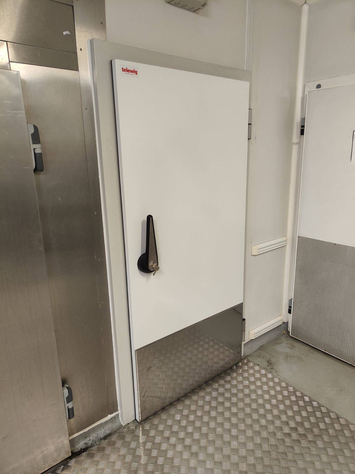 Mise en place d'une porte neuve sur paroi existante