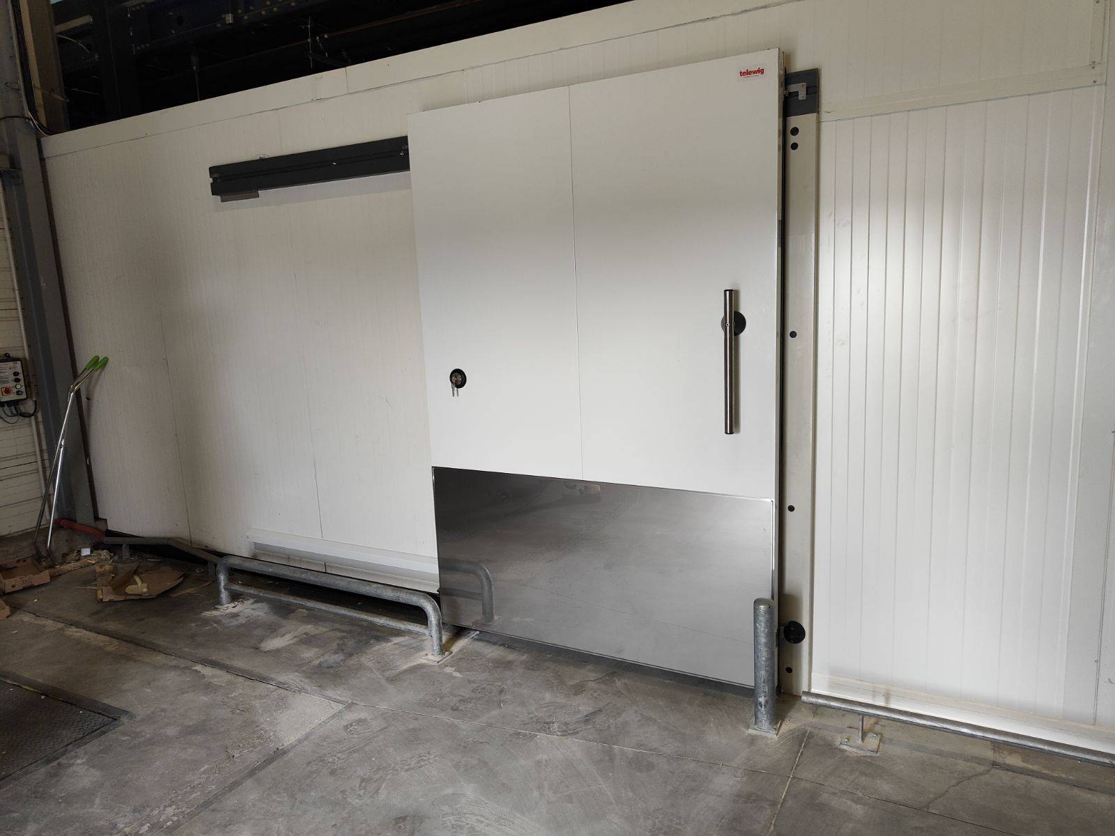 Remplacement d'une porte coulissante positive et mise en place de protections galva